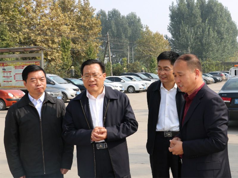 王克明與省工商聯(lián)黨組書記李德才、市政協(xié)副主席工商聯(lián)主席侯合柱、市委統(tǒng) 戰(zhàn)部副部長郭洪俠合影